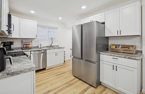 Downtown House | 3-bedroom house in charming Lansing with AC