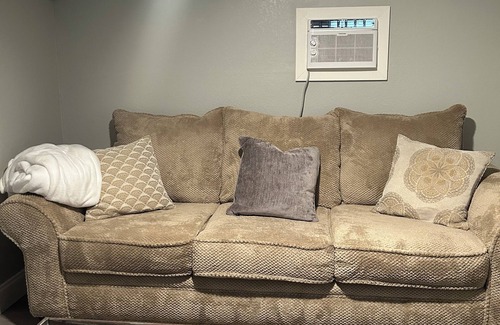 Lake Mann Estates House | 3-bedroom house in charming Orlando with AC