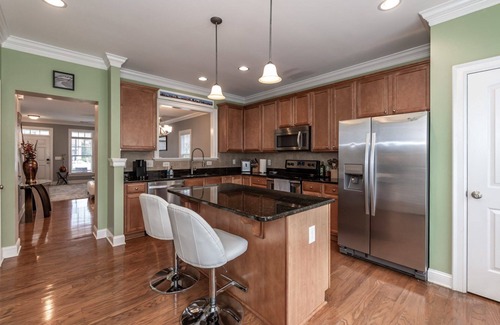 Umstead House | 3-bedroom house in charming Raleigh with AC