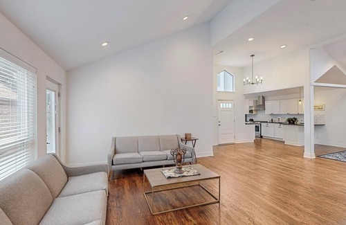 Irving House | 3-bedroom house in Las Colinas with AC
