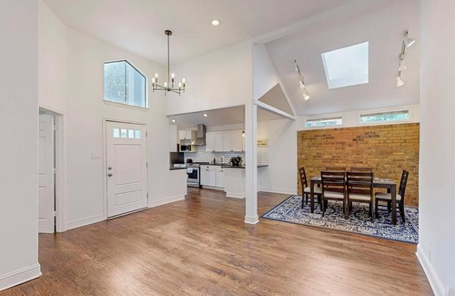 Irving House | 3-bedroom house in Las Colinas with AC