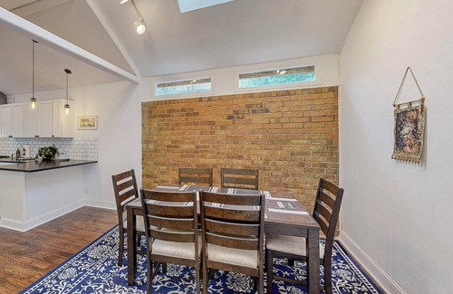 Irving House | 3-bedroom house in Las Colinas with AC