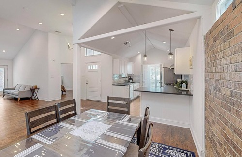 Irving House | 3-bedroom house in Las Colinas with AC