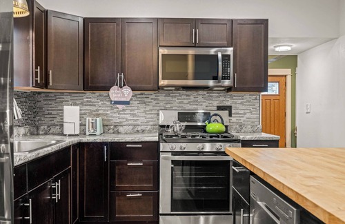 Bay View House | 3-bedroom house in marvelous Bay View Milwaukee with AC, WiFi. Enjoy your stay