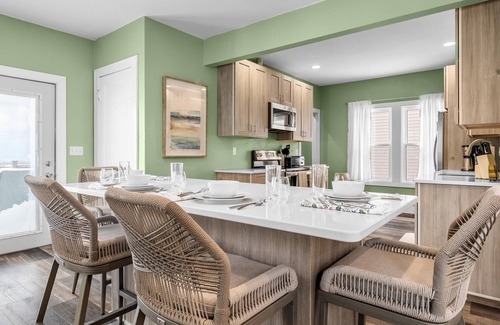 Manitowoc House | 3-bedroom house in perfect Manitowoc Steps away from the beach of Lake Michigan.