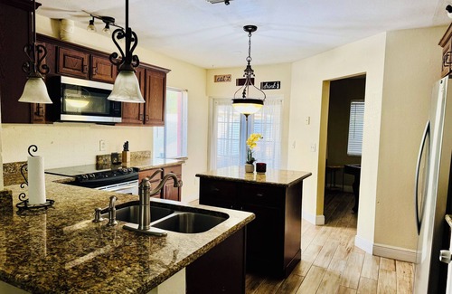 Southeast Orlando House | 3-bedroom house in phenomenal Orlando with WiFi, AC,Jacuzzi and Billiards Table