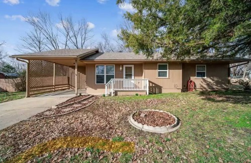 Grove House | 3-bedroom house in Sailboat Subdivision on Wolf Creek with AC, WiFi, grill, deck