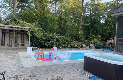 Malta House | 3-bedroom house in Saratoga MINUTES to track with pool, hottub, pool table