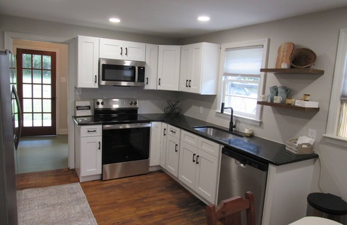 Galax House | 3-bedroom house in serene Galax with AC