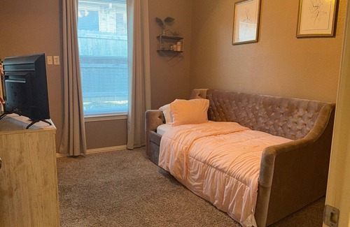 Fort Worth House | 3-bedroom house in tranquil Fort Worth.