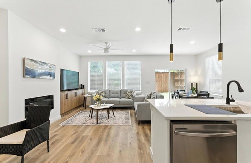 Dallas House | 3-bedroom house in tranquil Dallas with AC