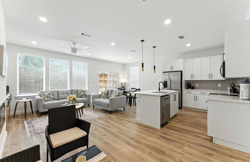 Dallas House | 3-bedroom house in tranquil Dallas with AC