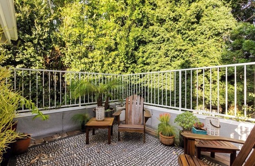 Tri-West House | 3-bedroom house in amazing Melrose Place, Los Angeles with Jacuzzi
