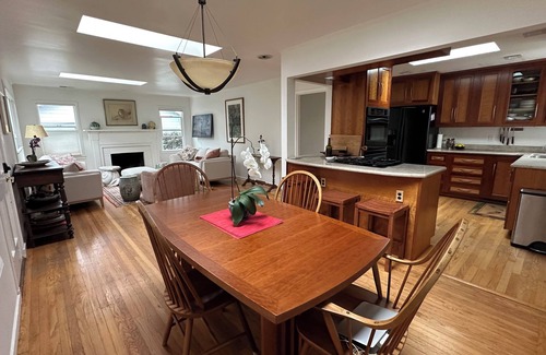Redwood City House | 3-bedroom house in Redwood City near Stanford. Sunny, gardened, modern decor.