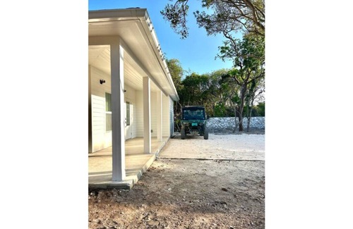 Winding Bay House | 3-bedroom house in welcoming Eleuthera with WiFi, AC