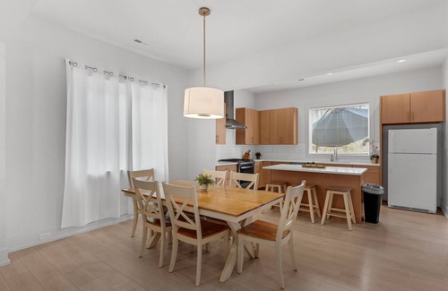 Hidden Valley House | 3-bedroom house in wonderful Charlotte with AC, WiFi, free coffee, free parking