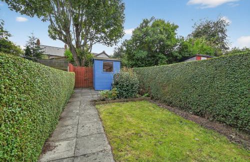 Lisburn Apartment | 3 Bedroom House, Lisburn, 16 minutes to Belfast, Parking by StaybyNumbers
