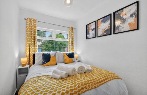 Lisburn Apartment | 3 Bedroom House, Lisburn, 16 minutes to Belfast, Parking by StaybyNumbers