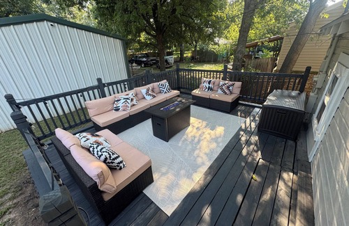 Norman House | 3-bedroom house Norman a mile from campus with firepit,pool table,pingpong table