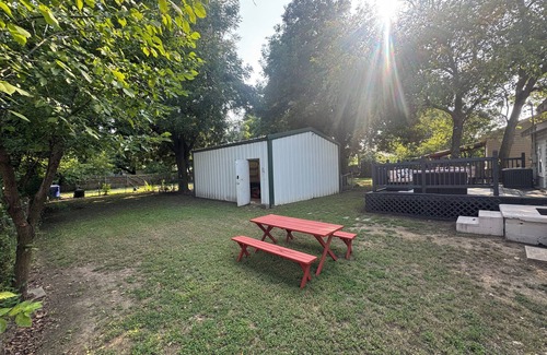 Norman House | 3-bedroom house Norman a mile from campus with firepit,pool table,pingpong table