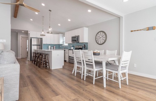 Pirates Beach House | 3 Bedroom House Ocean Views and Walking Distance to Beach! BRAND NEW RENOVATION