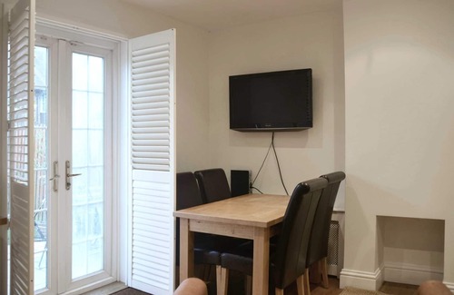College Park and Old Oak House | 3 bedroom house sleeps 5. Zone 2 Central London. A perfect location