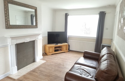 Hamilton House | 3 Bedroom house with 5 Single Beds and Private Driveway