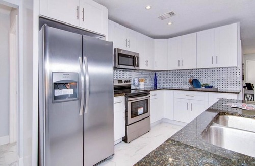 Somerset Lakes House | 3-bedroom House with pool, 10 min from the beach