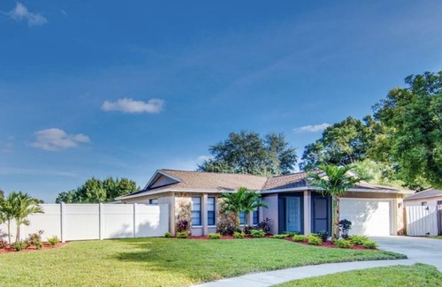 Somerset Lakes House | 3-bedroom House with pool, 10 min from the beach