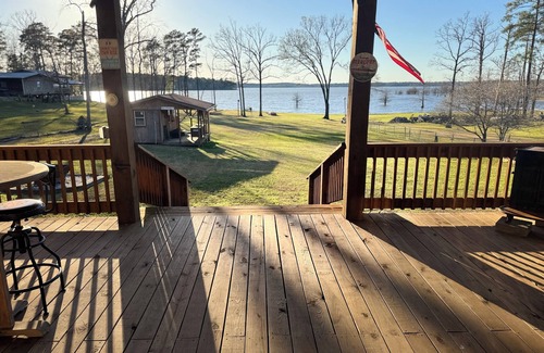 Brookeland House | 3-bedroom house with AC and WiFi in Brookeland on the water with boat dock