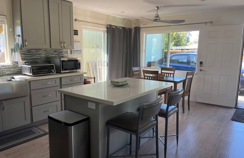 Makaha House | 3 bedroom house with WIFI and free parking, close to beaches and hikes.