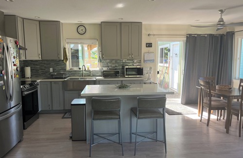 Makaha House | 3 bedroom house with WIFI and free parking, close to beaches and hikes.