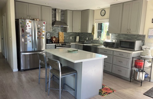 Makaha House | 3 bedroom house with WIFI and free parking, close to beaches and hikes.