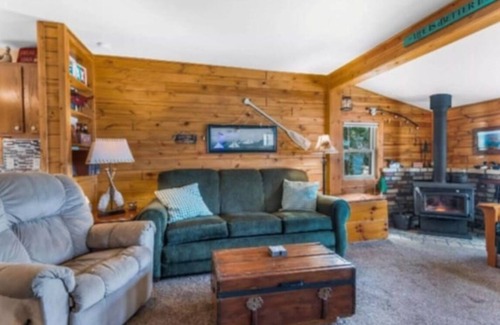 Athelstane House | 3 bedroom lake home located one hr from Lambeau field for the 2025 NFL Draft!