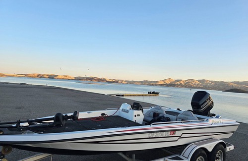 Friant House | 3-bedroom Lake House on Millerton Lake! Strong wifi and close hiking trails.