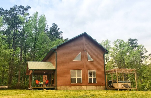 Hatfield Cabin | 3 Bedroom located on 450 acres w/hot tub, private UTV Trails