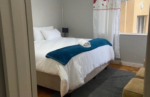 Nahoon Cabin | 3-bedroom lodge in beautiful Nahoo, East London with WiFi
