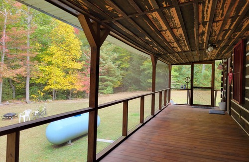 True Cabin | 3 bedroom Log Cabin on 11 acres 3 minutes from Pipestem Resort State Park