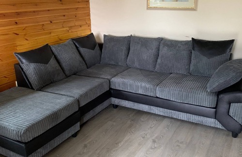 Tillicoultry Apartment | 3 bedroom luxury lodge in a countryside location with a private hot tub, large gardens and private p