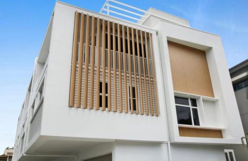 Burleigh Heads House | 3 Bedroom Luxury Townhouse in Burleigh Heads with Private Roof Terrace & Views over Tallebudgera & Burleigh Headland