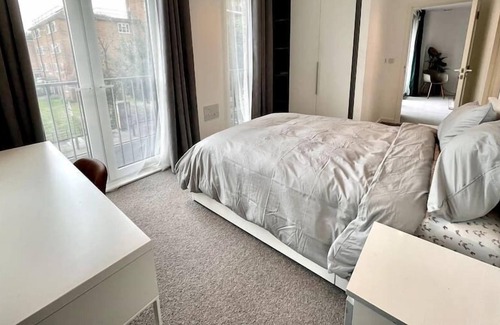 Stepney Green Apartment | 3 Bedroom Modern Flat in Whitechapel