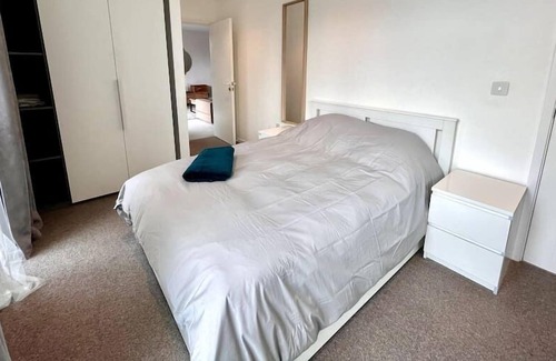 Stepney Green Apartment | 3 Bedroom Modern Flat in Whitechapel