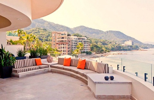 South Shore Hotel Area House | 3 Bedroom Oceanfront Penthouse on the Beach