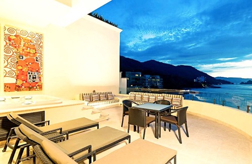 South Shore Hotel Area House | 3 Bedroom Oceanfront Penthouse on the Beach