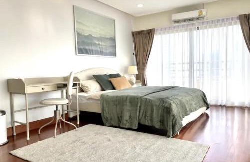 Ratchadaphisek Apartment | 3 Bedroom panoramic penthouse with kitchen