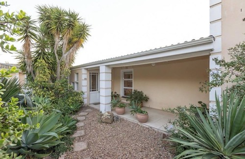 Durbanville House | 3 Bedroom part house in the scenic Durbanville wine lands area, holiday facility