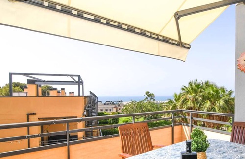 Comarruga Apartment | 3 bedroom penthouse, with communal pool and parking, 500m from the beach.