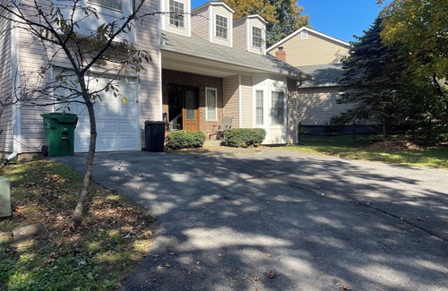 Gaithersburg House | 3-bedroom pet-friendly house in Gaithersburg AC, WiFi, deck, and fenced in yard