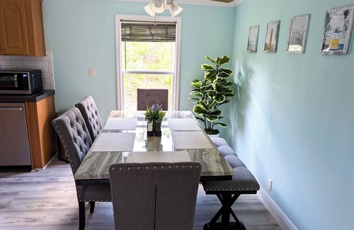 Avis Oaks House | 3-bedroom Private Forest Retreat Home with Wifi and Full Kitchen