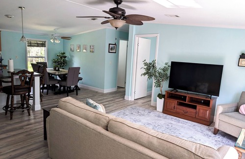 Avis Oaks House | 3-bedroom Private Forest Retreat Home with Wifi and Full Kitchen